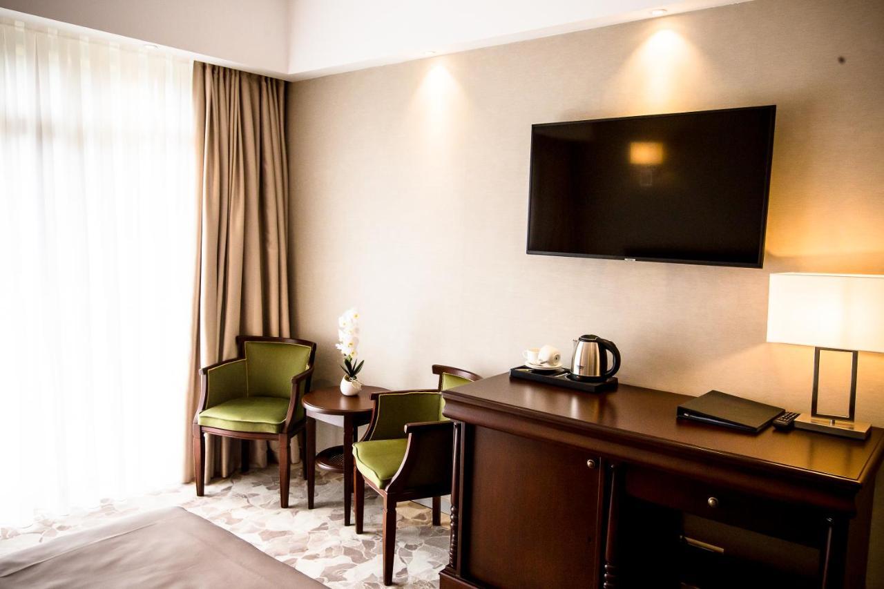 Hotel Carpat Inn Azuga Eksteriør billede